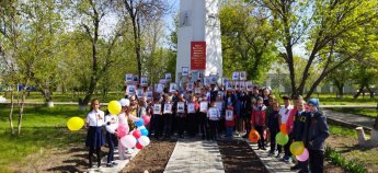 Бессмертный полк у памятника,  участникам в  Великой Отечественной войне